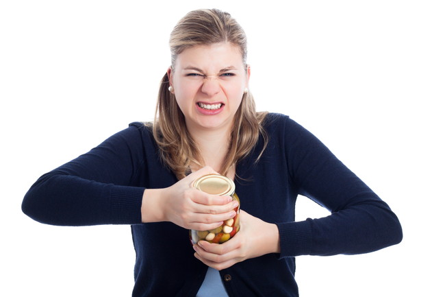 瓶の蓋が開かない様子