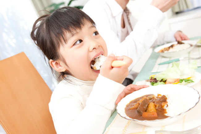 カレーを食べる女の子
