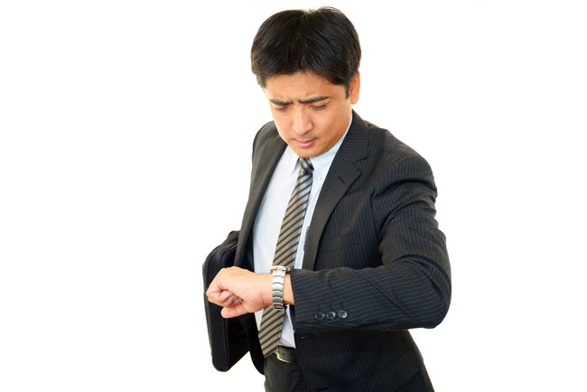 腕時計を見る男性