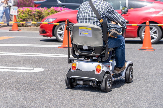 駐車場を走るシニアカー