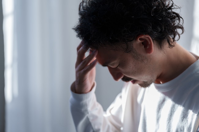 悩む男性