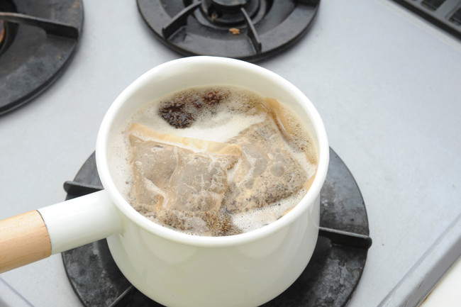 麦茶を煮だす様子