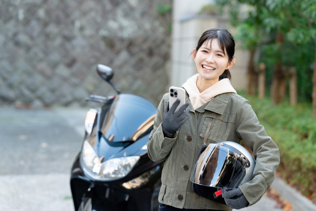バイク　女性　スマホ