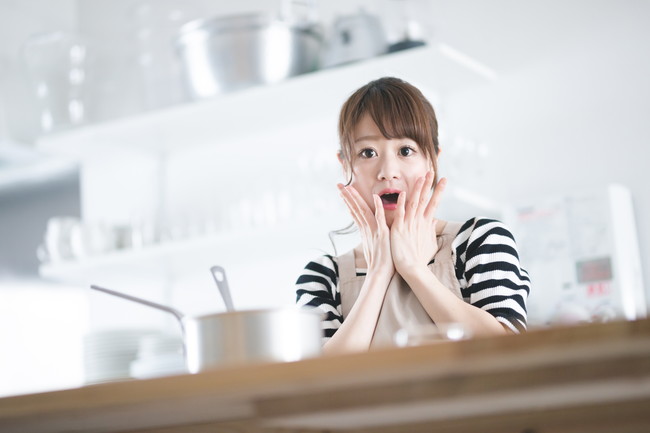 驚く女性 主婦