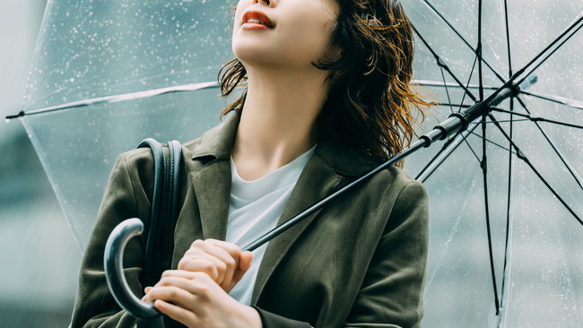 梅雨のイメージ　女性