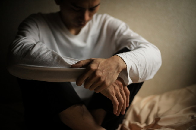 落ち込む男性