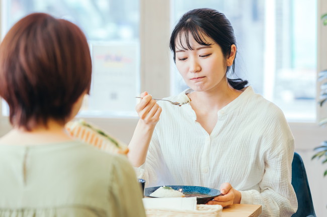 カレー　困っている女性