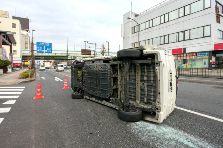 車が横転してしまう原因5選 事故に繋がってしまった時の対処法や予防策も – シュフーズ
