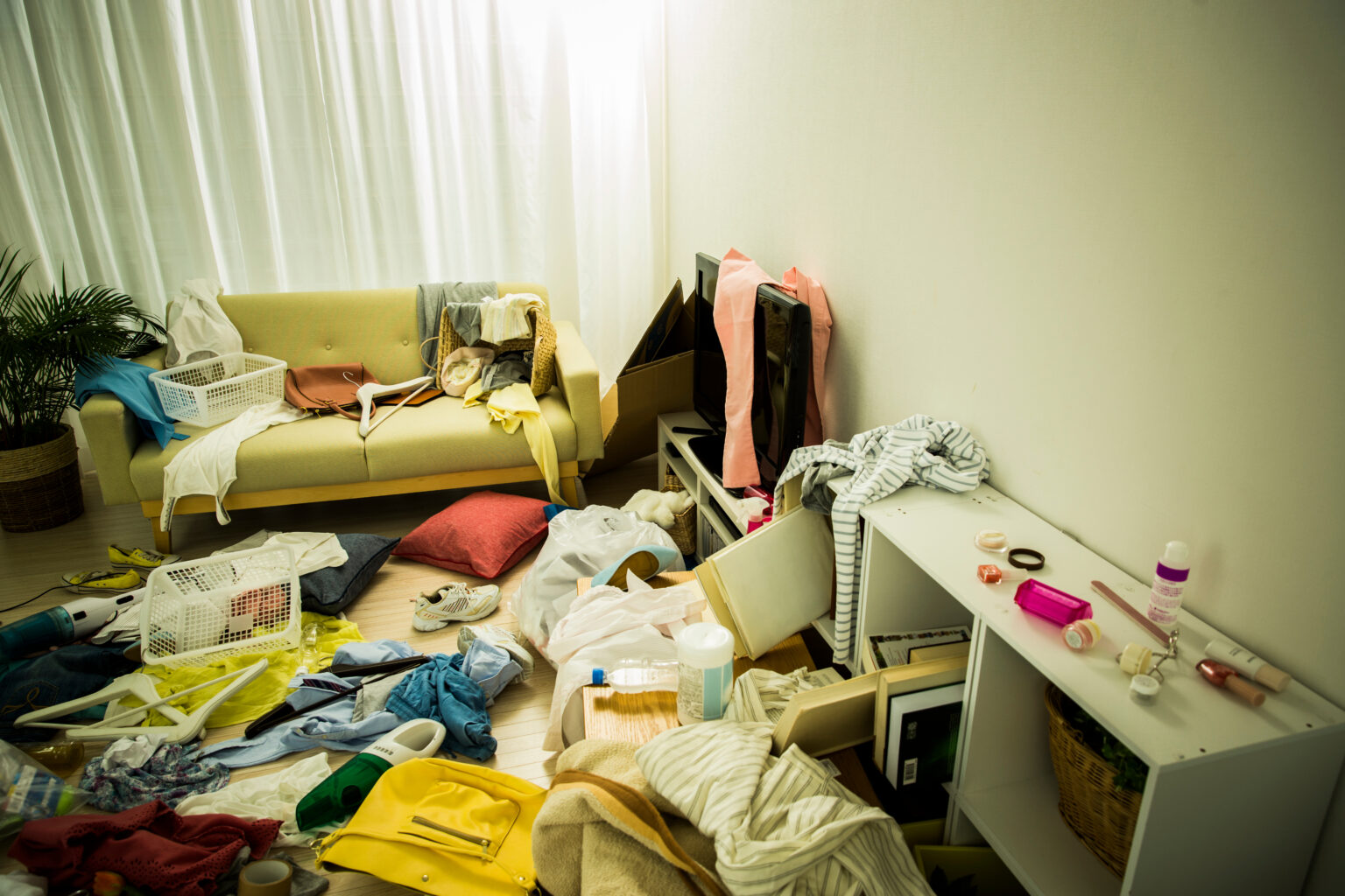 『部屋がすぐに散らかる人』が無意識にやっている5つの行動 片付けが下手な原因と解決法 – シュフーズ