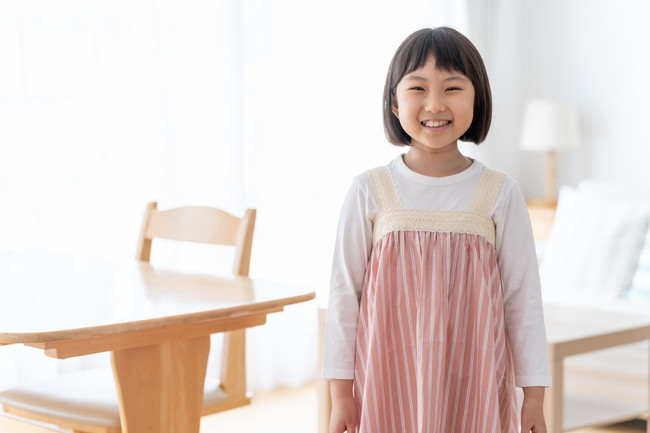 留守番する女の子　子ども