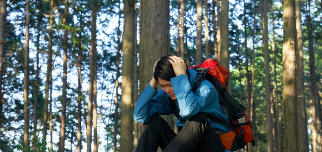 登山で遭難する男性