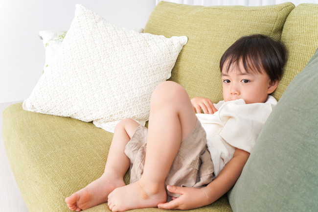 ソファーに座る男の子　子ども