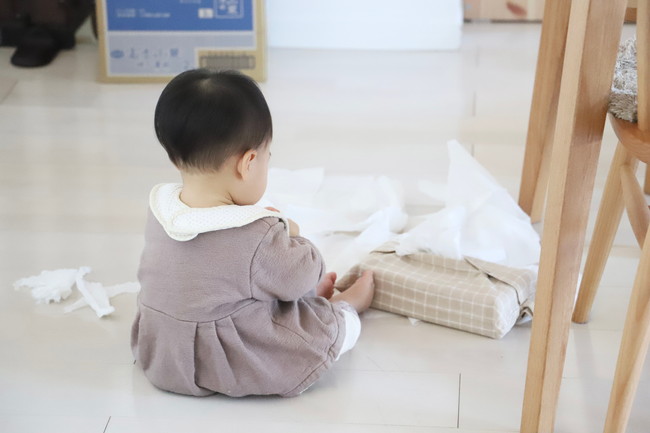 ティッシュを散らかす子ども　赤ちゃん