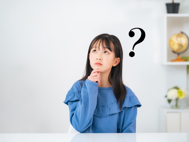 疑問を持つ女の子　子ども