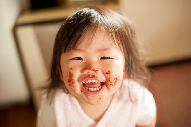 顔にケチャップをつけた子ども