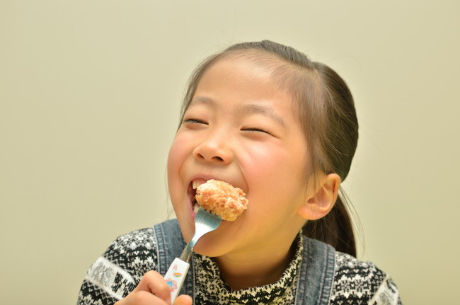 唐揚げを食べる子ども