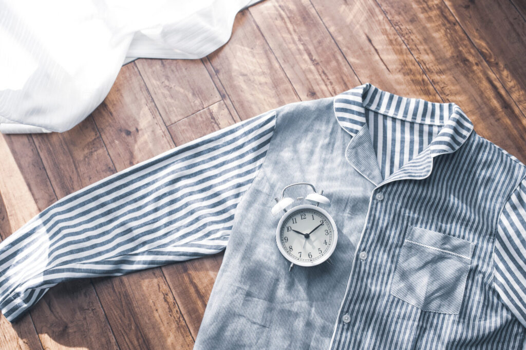 パジャマと目覚まし時計