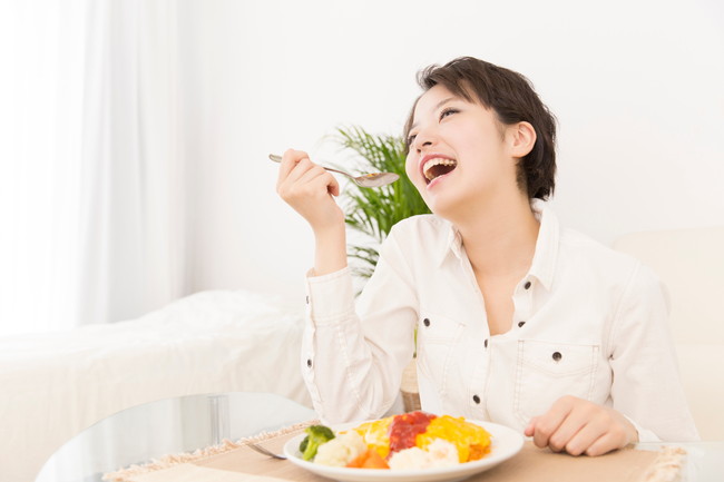 オムライスを食べる女性