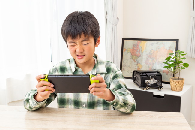不機嫌　イライラ　舌打ち　子ども　男の子　小学生