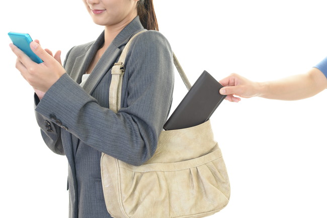 スリに遭う女性