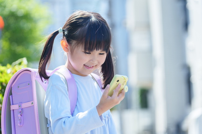 キッズケータイを持つ子ども　女の子