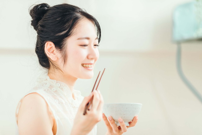 ごはんを食べる女性