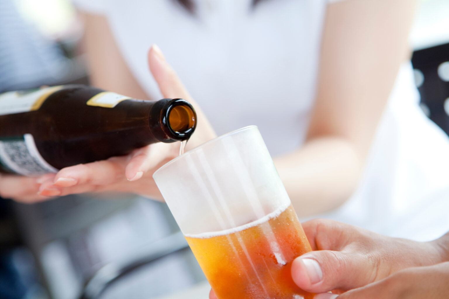 お酒を注ぐときのNG行為10選…これって失礼?よく語られる謎マナーを整理 – シュフーズ