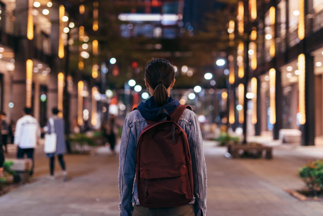 夜で歩く女性