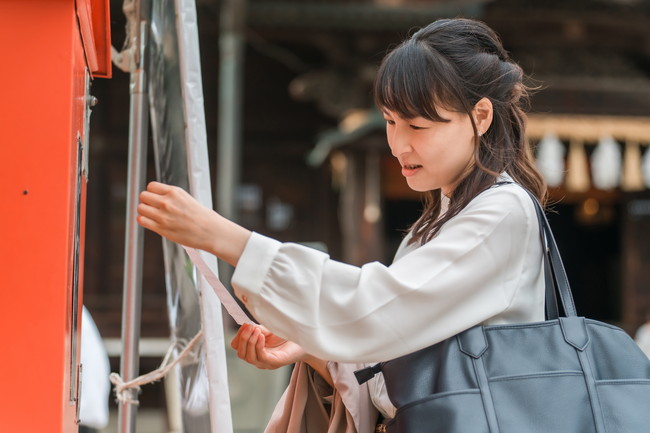 おみくじ 女性