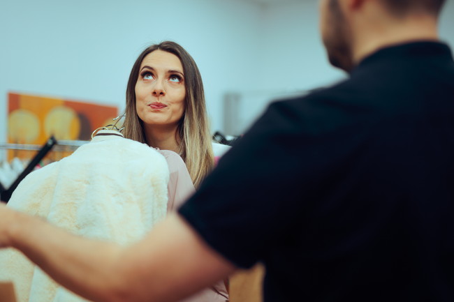 買い物をする女性