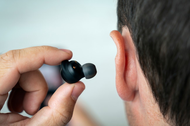 イヤフォン　男性