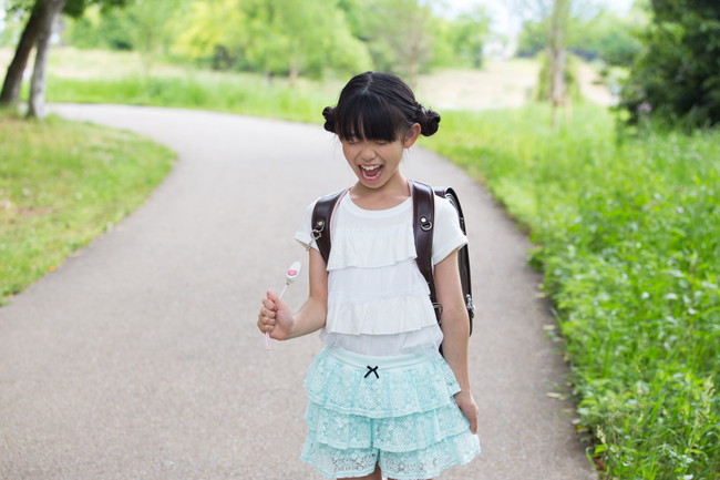 防犯ブザーを鳴らす少女