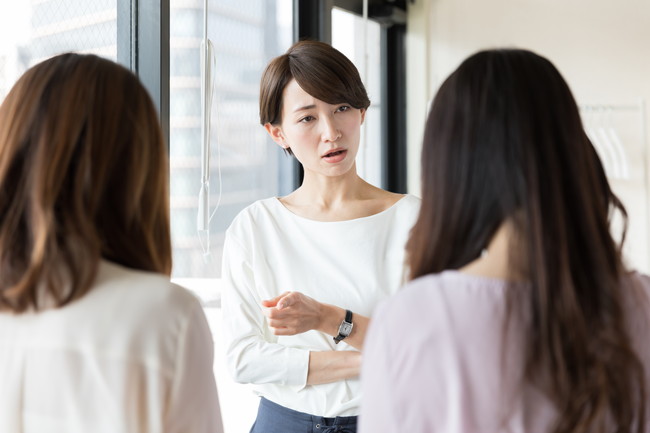 怒りながら話している女性