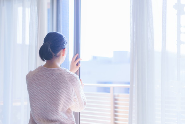 朝　モーニング　窓　開ける　体内時計　女性　若い　子供　日本人　人物　さわやか　ぽかぽか　朝日　春