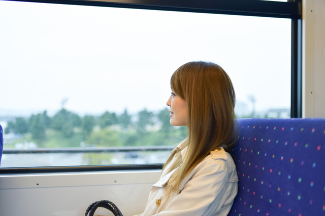 列車旅をする女性