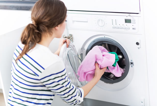 洗濯ものを洗濯する女性