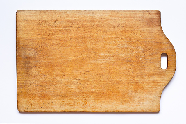 使い込まれた傷のある木製のまな板