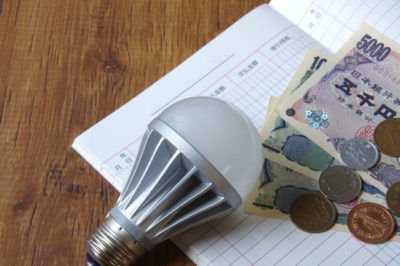 家計簿とお金と電球