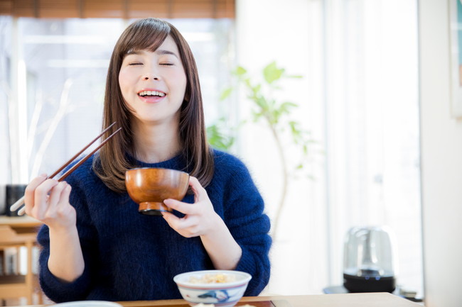 みそ汁を飲む女性