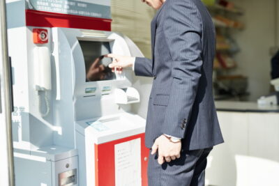 ATMを使うサラリーマン