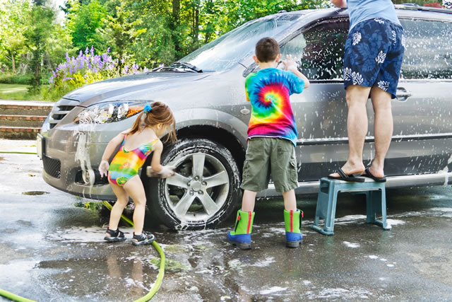 車を洗う家族
