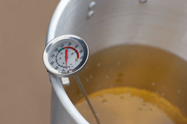 揚げ物をする油の適正温度は？簡単な確認方法と料理別の温度 – シュフーズ