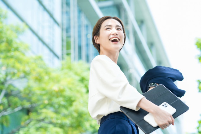 オフィス街の笑顔の女性