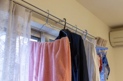 カーテンレールにかけて部屋干ししている洗濯物