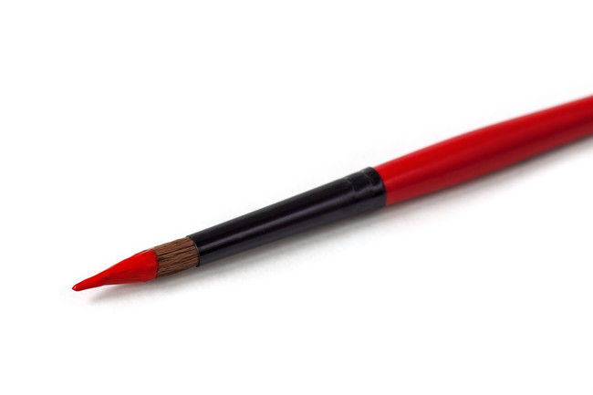 赤いインクの筆