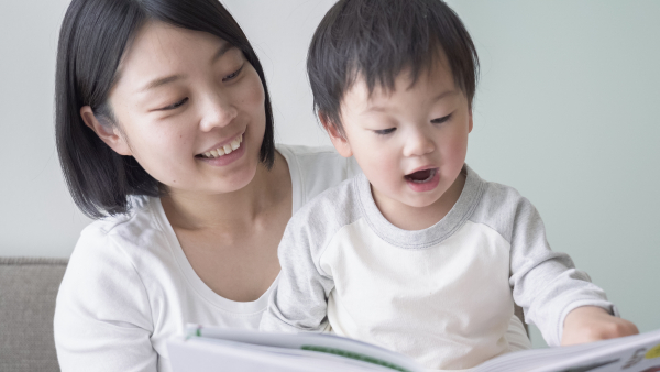 子供に本を読むお母さん