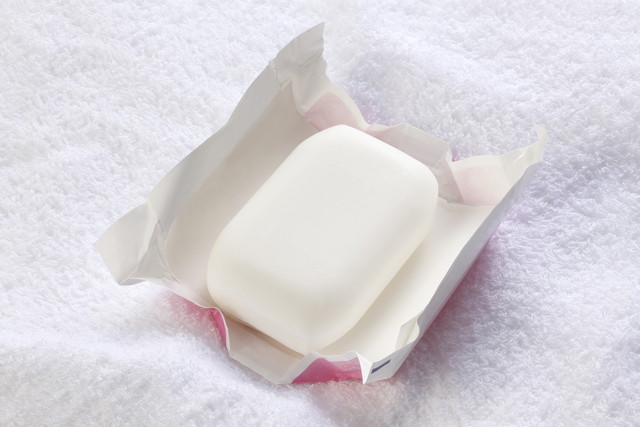 紙で包まれている固形石鹸