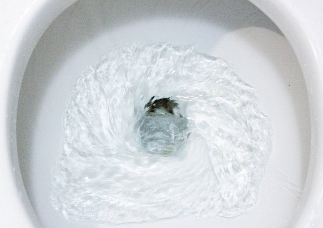 流れるトイレの水