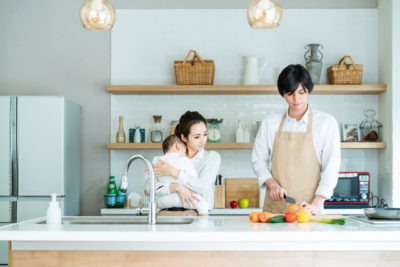 キッチンで料理する夫婦