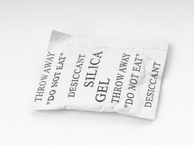 白い袋に入ったシリカゲル（SILICA GEL
